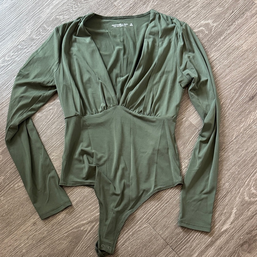 Abercrombie & Fitch. Olive Green Long Sleeve Surplice Bodysuit. Size M